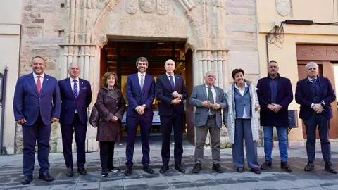El ministro de Cultura, Ernest Urtasun y el alcalde de León, José Antonio Diez, presentan las obras del Teatro Emperador. Les acompañan el consejero de Cultura, Turismo y Deporte, Gonzalo Santonja y el presidente de la Diputación de León, Gerardo Álvarez Courel, y el delegado del Gobierno, Nicanor Sen, entre otras autoridades. Foto: Campillo