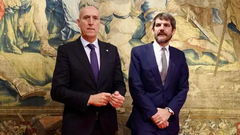 El ministro de Cultura, Ernest Urtasun y el alcalde de León, José Antonio Diez, presentan las obras del Teatro Emperador. Les acompañan el consejero de Cultura, Turismo y Deporte, Gonzalo Santonja y el presidente de la Diputación de León, Gerardo Álvarez Courel, y el delegado del Gobierno, Nicanor Sen, entre otras autoridades. Foto: Campillo