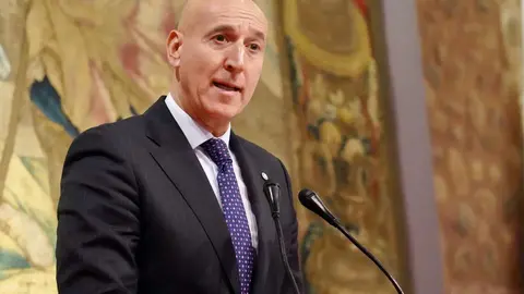 El ministro de Cultura, Ernest Urtasun y el alcalde de León, José Antonio Diez, presentan las obras del Teatro Emperador. Les acompañan el consejero de Cultura, Turismo y Deporte, Gonzalo Santonja y el presidente de la Diputación de León, Gerardo Álvarez Courel, y el delegado del Gobierno, Nicanor Sen, entre otras autoridades. Foto: Campillo