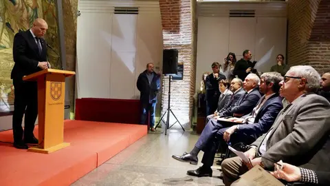 El ministro de Cultura, Ernest Urtasun y el alcalde de León, José Antonio Diez, presentan las obras del Teatro Emperador. Les acompañan el consejero de Cultura, Turismo y Deporte, Gonzalo Santonja y el presidente de la Diputación de León, Gerardo Álvarez Courel, y el delegado del Gobierno, Nicanor Sen, entre otras autoridades. Foto: Campillo