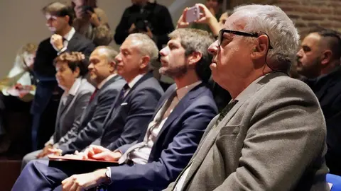 El ministro de Cultura, Ernest Urtasun y el alcalde de León, José Antonio Diez, presentan las obras del Teatro Emperador. Les acompañan el consejero de Cultura, Turismo y Deporte, Gonzalo Santonja y el presidente de la Diputación de León, Gerardo Álvarez Courel, y el delegado del Gobierno, Nicanor Sen, entre otras autoridades. Foto: Campillo