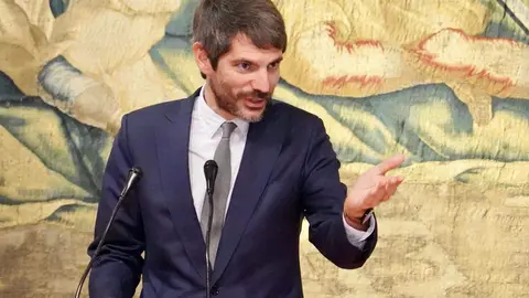 El ministro de Cultura, Ernest Urtasun y el alcalde de León, José Antonio Diez, presentan las obras del Teatro Emperador. Les acompañan el consejero de Cultura, Turismo y Deporte, Gonzalo Santonja y el presidente de la Diputación de León, Gerardo Álvarez Courel, y el delegado del Gobierno, Nicanor Sen, entre otras autoridades. Foto: Campillo