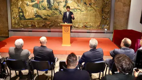 El ministro de Cultura, Ernest Urtasun y el alcalde de León, José Antonio Diez, presentan las obras del Teatro Emperador. Les acompañan el consejero de Cultura, Turismo y Deporte, Gonzalo Santonja y el presidente de la Diputación de León, Gerardo Álvarez Courel, y el delegado del Gobierno, Nicanor Sen, entre otras autoridades. Foto: Campillo