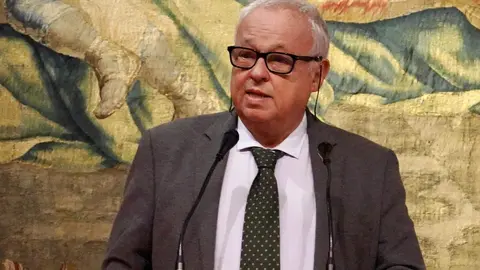 El ministro de Cultura, Ernest Urtasun y el alcalde de León, José Antonio Diez, presentan las obras del Teatro Emperador. Les acompañan el consejero de Cultura, Turismo y Deporte, Gonzalo Santonja y el presidente de la Diputación de León, Gerardo Álvarez Courel, y el delegado del Gobierno, Nicanor Sen, entre otras autoridades. Foto: Campillo