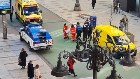Los servicios de emergencia atienden a la mujer herida antes de su traslado al Hospital de León.