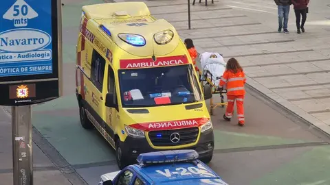 Los servicios de emergencia atienden a la mujer herida antes de su traslado al Hospital de León.