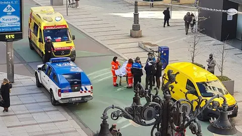 Los servicios de emergencia atienden a la mujer herida antes de su traslado al Hospital de León.