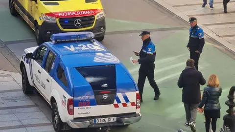 Los servicios de emergencia atienden a la mujer herida antes de su traslado al Hospital de León.