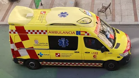 Los servicios de emergencia atienden a la mujer herida antes de su traslado al Hospital de León.