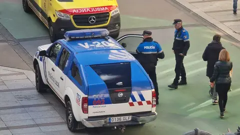 Los servicios de emergencia atienden a la mujer herida antes de su traslado al Hospital de León.