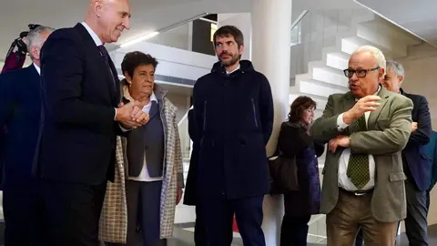 El ministro de Cultura, Ernest Urtasun, visita el Museo de León junto al consejero de Cultura, Turismo y Deporte de la Junta, Gonzalo Santonja, el delegado del Gobierno, Nicanor Sen, el alcalde de León, José Antonio Diez, el delegado territorial de la Junta, Eduardo Diego, entre otros. Foto: Campillo
