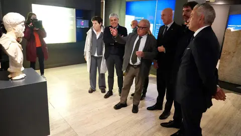 El ministro de Cultura, Ernest Urtasun, visita el Museo de León junto al consejero de Cultura, Turismo y Deporte de la Junta, Gonzalo Santonja, el delegado del Gobierno, Nicanor Sen, el alcalde de León, José Antonio Diez, el delegado territorial de la Junta, Eduardo Diego, entre otros. Foto: Campillo