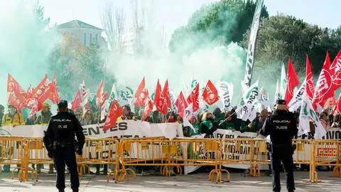 UGT, CCOO, CSIF, USCAL y CGT convocan una concentración frente a Las Cortes de Castilla y León con motivo de la votación de los dos decreto-ley que articulan el dispositivo antiincendios. Los portavoces designados por cada sindicato atienden a los medios antes de dar comienzo a la concentración. Foto: Leticia Pérez.