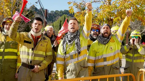 UGT, CCOO, CSIF, USCAL y CGT convocan una concentración frente a Las Cortes de Castilla y León con motivo de la votación de los dos decreto-ley que articulan el dispositivo antiincendios. Los portavoces designados por cada sindicato atienden a los medios antes de dar comienzo a la concentración. Foto: Leticia Pérez.