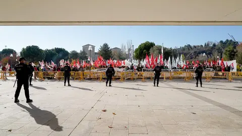 UGT, CCOO, CSIF, USCAL y CGT convocan una concentración frente a Las Cortes de Castilla y León con motivo de la votación de los dos decreto-ley que articulan el dispositivo antiincendios. Los portavoces designados por cada sindicato atienden a los medios antes de dar comienzo a la concentración. Foto: Leticia Pérez.