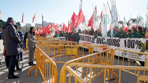 UGT, CCOO, CSIF, USCAL y CGT convocan una concentración frente a Las Cortes de Castilla y León con motivo de la votación de los dos decreto-ley que articulan el dispositivo antiincendios. Los portavoces designados por cada sindicato atienden a los medios antes de dar comienzo a la concentración. Foto: Leticia Pérez.