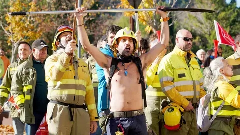 UGT, CCOO, CSIF, USCAL y CGT convocan una concentración frente a Las Cortes de Castilla y León con motivo de la votación de los dos decreto-ley que articulan el dispositivo antiincendios. Los portavoces designados por cada sindicato atienden a los medios antes de dar comienzo a la concentración. Foto: Leticia Pérez.