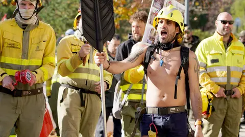 UGT, CCOO, CSIF, USCAL y CGT convocan una concentración frente a Las Cortes de Castilla y León con motivo de la votación de los dos decreto-ley que articulan el dispositivo antiincendios. Los portavoces designados por cada sindicato atienden a los medios antes de dar comienzo a la concentración. Foto: Leticia Pérez.