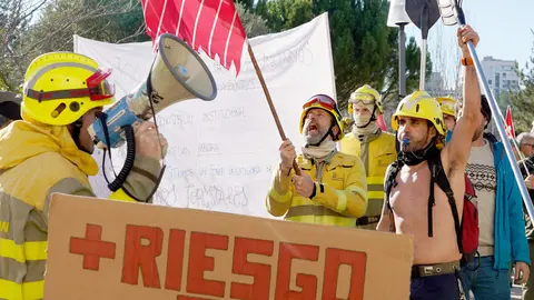 UGT, CCOO, CSIF, USCAL y CGT convocan una concentración frente a Las Cortes de Castilla y León con motivo de la votación de los dos decreto-ley que articulan el dispositivo antiincendios. Los portavoces designados por cada sindicato atienden a los medios antes de dar comienzo a la concentración. Foto: Leticia Pérez.