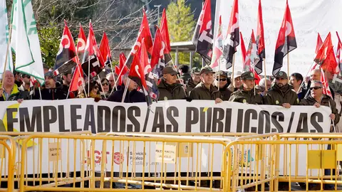 UGT, CCOO, CSIF, USCAL y CGT convocan una concentración frente a Las Cortes de Castilla y León con motivo de la votación de los dos decreto-ley que articulan el dispositivo antiincendios. Los portavoces designados por cada sindicato atienden a los medios antes de dar comienzo a la concentración. Foto: Leticia Pérez.