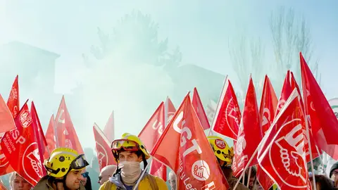 UGT, CCOO, CSIF, USCAL y CGT convocan una concentración frente a Las Cortes de Castilla y León con motivo de la votación de los dos decreto-ley que articulan el dispositivo antiincendios. Los portavoces designados por cada sindicato atienden a los medios antes de dar comienzo a la concentración. Foto: Leticia Pérez.