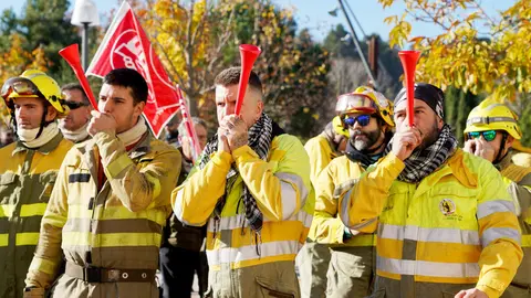 UGT, CCOO, CSIF, USCAL y CGT convocan una concentración frente a Las Cortes de Castilla y León con motivo de la votación de los dos decreto-ley que articulan el dispositivo antiincendios. Los portavoces designados por cada sindicato atienden a los medios antes de dar comienzo a la concentración. Foto: Leticia Pérez.