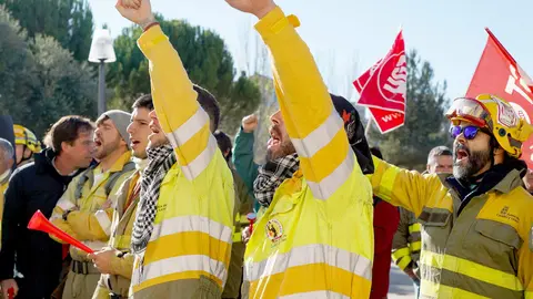 UGT, CCOO, CSIF, USCAL y CGT convocan una concentración frente a Las Cortes de Castilla y León con motivo de la votación de los dos decreto-ley que articulan el dispositivo antiincendios. Los portavoces designados por cada sindicato atienden a los medios antes de dar comienzo a la concentración. Foto: Leticia Pérez.