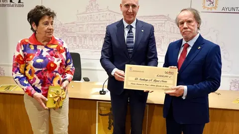 El alcalde León, José Antonio Diez, entrega el Premio González de Lama a Santiago A. López Navia por el poemario 'Reino (Éramos)'. Foto: Campillo.