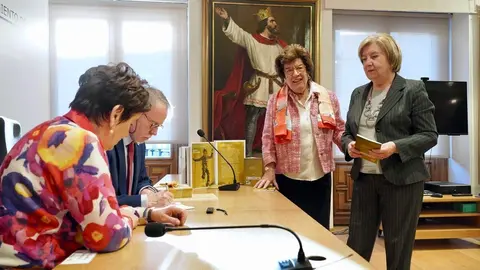 El alcalde León, José Antonio Diez, entrega el Premio González de Lama a Santiago A. López Navia por el poemario 'Reino (Éramos)'. Foto: Campillo.