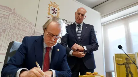 El alcalde León, José Antonio Diez, entrega el Premio González de Lama a Santiago A. López Navia por el poemario 'Reino (Éramos)'. Foto: Campillo.