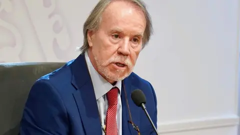 El alcalde León, José Antonio Diez, entrega el Premio González de Lama a Santiago A. López Navia por el poemario 'Reino (Éramos)'. Foto: Campillo.