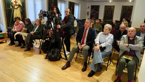 El alcalde León, José Antonio Diez, entrega el Premio González de Lama a Santiago A. López Navia por el poemario 'Reino (Éramos)'. Foto: Campillo.
