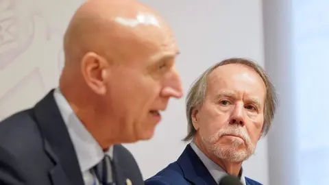 El alcalde León, José Antonio Diez, entrega el Premio González de Lama a Santiago A. López Navia por el poemario 'Reino (Éramos)'. Foto: Campillo.