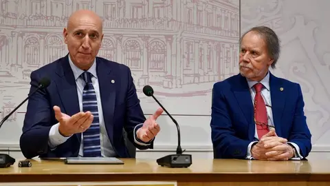 El alcalde León, José Antonio Diez, entrega el Premio González de Lama a Santiago A. López Navia por el poemario 'Reino (Éramos)'. Foto: Campillo.