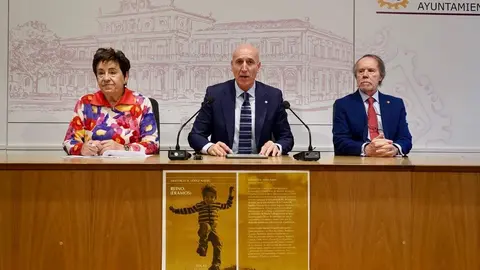 El alcalde León, José Antonio Diez, entrega el Premio González de Lama a Santiago A. López Navia por el poemario 'Reino (Éramos)'. Foto: Campillo.