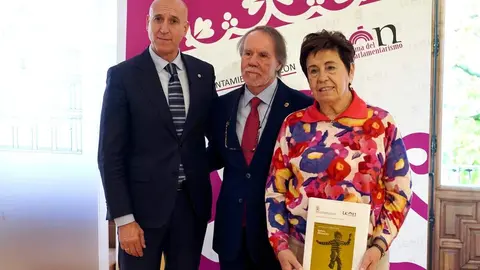 El alcalde León, José Antonio Diez, entrega el Premio González de Lama a Santiago A. López Navia por el poemario 'Reino (Éramos)'. Foto: Campillo.