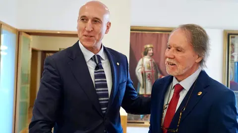 El alcalde León, José Antonio Diez, entrega el Premio González de Lama a Santiago A. López Navia por el poemario 'Reino (Éramos)'. Foto: Campillo.