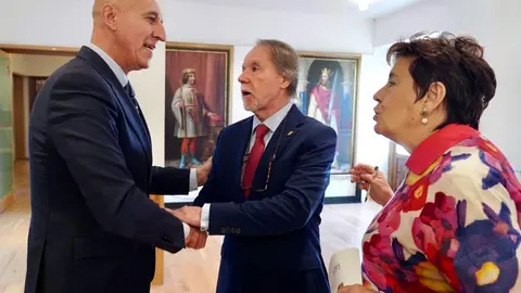 El alcalde León, José Antonio Diez, entrega el Premio González de Lama a Santiago A. López Navia por el poemario 'Reino (Éramos)'. Foto: Campillo.