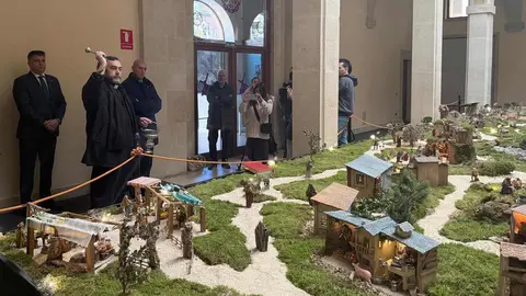 La Cofradía del Dulce Nombre de Jesús Nazareno ha abierto al público su tradicional Belén en la Casa de Carnicerías, donde permanecerá expuesto hasta el 11 de enero.