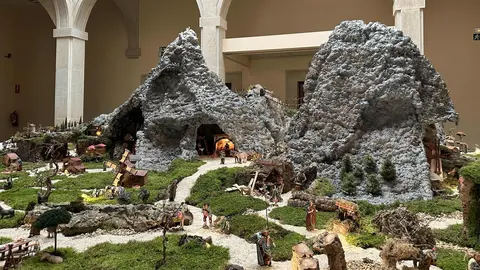 La Cofradía del Dulce Nombre de Jesús Nazareno ha abierto al público su tradicional Belén en la Casa de Carnicerías, donde permanecerá expuesto hasta el 11 de enero.