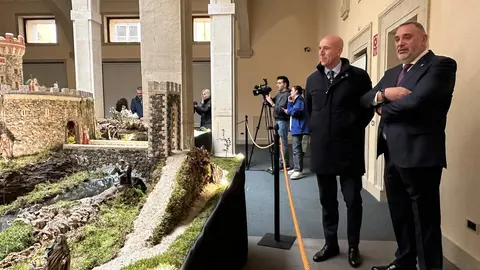 La Cofradía del Dulce Nombre de Jesús Nazareno ha abierto al público su tradicional Belén en la Casa de Carnicerías, donde permanecerá expuesto hasta el 11 de enero.