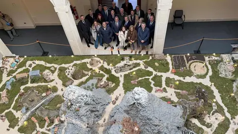 La Cofradía del Dulce Nombre de Jesús Nazareno ha abierto al público su tradicional Belén en la Casa de Carnicerías, donde permanecerá expuesto hasta el 11 de enero.