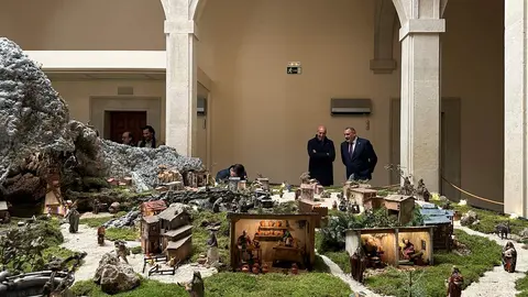 La Cofradía del Dulce Nombre de Jesús Nazareno ha abierto al público su tradicional Belén en la Casa de Carnicerías, donde permanecerá expuesto hasta el 11 de enero.