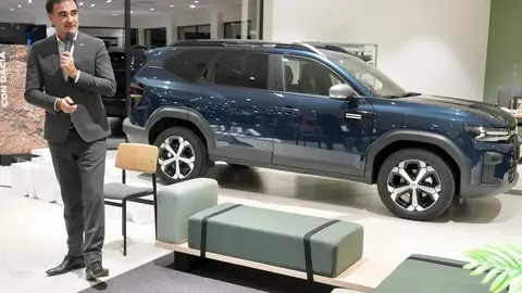 El director general de Dacia España, Laurent Sengenes, presenta en León el nuevo modelo Bigster C-SUV acompañado por el director general del Grupo Leomotor, Daniel Orejas. Foto: Campillo.