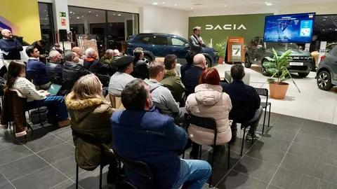 El director general de Dacia España, Laurent Sengenes, presenta en León el nuevo modelo Bigster C-SUV acompañado por el director general del Grupo Leomotor, Daniel Orejas. Foto: Campillo.