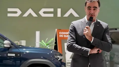 El director general de Dacia España, Laurent Sengenes, presenta en León el nuevo modelo Bigster C-SUV acompañado por el director general del Grupo Leomotor, Daniel Orejas. Foto: Campillo.