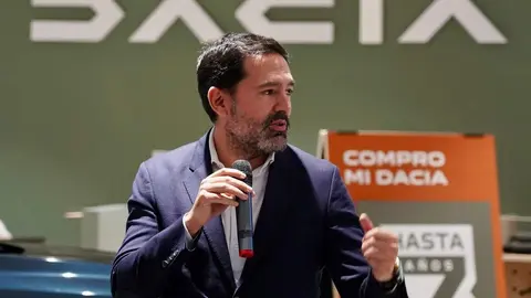 El director general de Dacia España, Laurent Sengenes, presenta en León el nuevo modelo Bigster C-SUV acompañado por el director general del Grupo Leomotor, Daniel Orejas. Foto: Campillo.