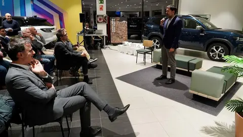 El director general de Dacia España, Laurent Sengenes, presenta en León el nuevo modelo Bigster C-SUV acompañado por el director general del Grupo Leomotor, Daniel Orejas. Foto: Campillo.