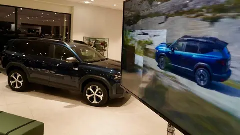 El director general de Dacia España, Laurent Sengenes, presenta en León el nuevo modelo Bigster C-SUV acompañado por el director general del Grupo Leomotor, Daniel Orejas. Foto: Campillo.