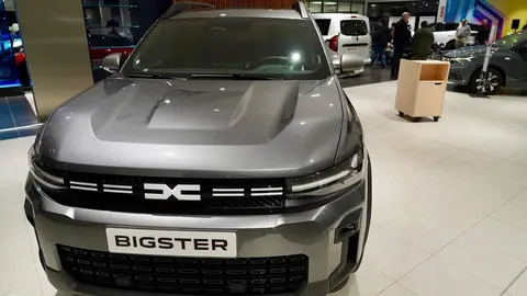 El director general de Dacia España, Laurent Sengenes, presenta en León el nuevo modelo Bigster C-SUV acompañado por el director general del Grupo Leomotor, Daniel Orejas. Foto: Campillo.